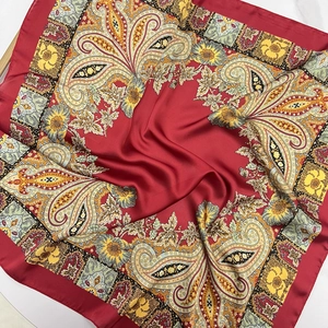 Carré de soie satinée rouge 70 cm avec motifs paisley et fleurs de style rétro