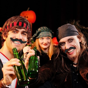Baffi finti neri e bandana a righe rosse per accessori per costumi da pirata Halloween