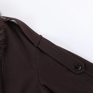 Détail d'un manteau en laine marron foncé avec col en fourrure et épaulettes