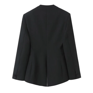 Vue arrière d'un blazer noir cintré pour femme avec ceinture et fente pour look décontracté