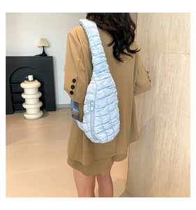 Détail du sac nuage bleu clair avec design plissé et bandoulière large confortable