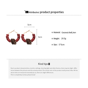 Vue détaillée des boucles d'oreilles rondes bohèmes en coque de noix de coco rouge