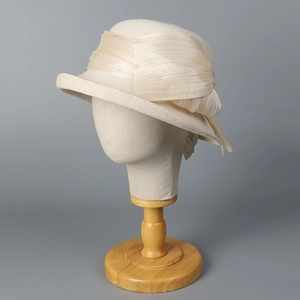 Eleganter beigefarbener Strohhut für Damen mit Plisseeband und Schleife auf Mannequin