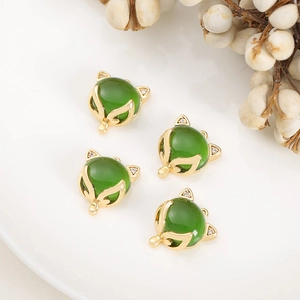Prachtige vossenkop hanger met groene edelsteen en vergulding voor het maken van sieraden