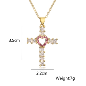 Vue détaillée du collier croix cœur doré avec zircon rose et dimensions indiquées