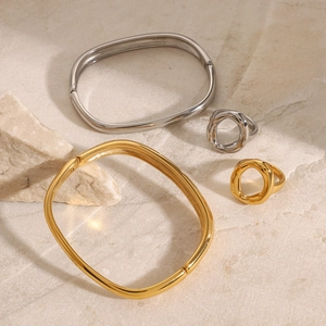 Set gioielli geometrici bracciale rigido e anello in oro 18 carati e argento su pietra