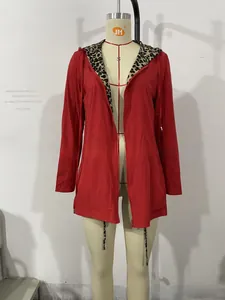Detail der roten Kapuzenjacke mit Leopardenmuster-Futter und Kordelzug am Saum