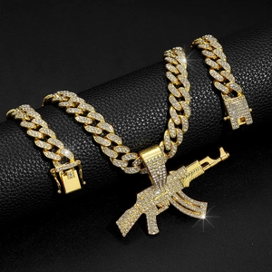 Gros plan sur le pendentif AK-47 hip-hop et la chaîne cubaine sertis de cristaux brillants