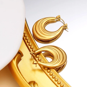 Minimalistische goldene U-förmige Ohrringe mit strukturierter mehrlagiger Rillenoptik