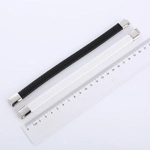 Bracciale classico intrecciato da 21cm in bianco e nero con chiusura in acciaio inossidabile