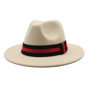 Λεπτομέρεια μπεζ μάλλινου καπέλου fedora με μαύρη και κόκκινη ριγέ διακοσμητική ταινία