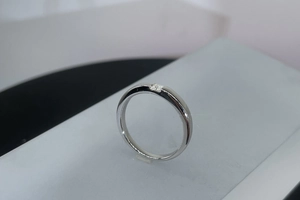 Close-up of a 925 silver ring featuring a square princess cut moissanite on a pedestal
