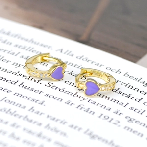 Chic heart earrings with purple enamel and white crystals in gold plating