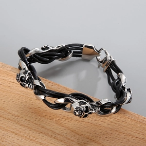Detailaufnahme von geflochtenem Lederband und poliertem Totenkopf aus Edelstahl am Punk-Armband