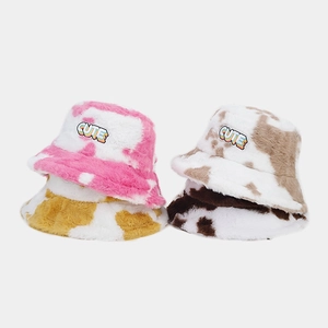 Détails des chapeaux bobs en peluche motif vache avec broderie CUTE en quatre couleurs