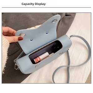 Vue intérieure du sac en cuir bleu clair montrant le rangement du téléphone et du rouge