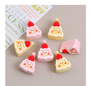 Makroaufnahme von 7 Harz-Weihnachtsmann-Kuchenanhängern in Rosa und Gelb für DIY