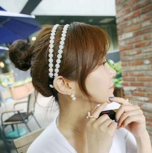 Dettaglio di cerchietto per capelli a doppio strato con fiori e perle stile elegante
