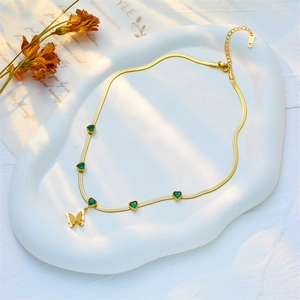 Collana a catena serpente dorata con ciondolo a farfalla e cuori verdi chic