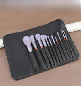 Détail du set de 11 pinceaux maquillage violets dans leur pochette en cuir noir enroulable