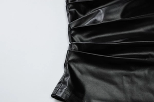 Gros plan sur du cuir PU noir avec texture plissée et détails de couture de haute qualité
