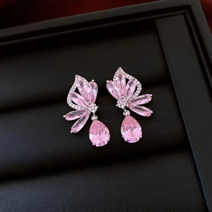 Makro-Detail französischer Schmetterlings-Ohrhänger mit rosa Zirkonia und Silber-Finish