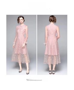 Vue avant et arrière du qipao élégant en dentelle rose avec broderie et col montant