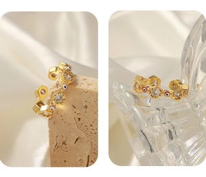 Detailansicht der goldener Evil-Eye-Ring mit Wabenstruktur und Zirkon-Inlay-Verarbeitung