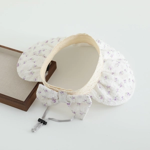 Vue détaillée du chapeau de soleil en organza à fleurs avec mentonnière réglable