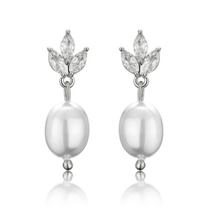 Détail de boucles d'oreilles en C avec pierres zircon marquise et perles rondes blanches