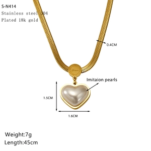 Dettaglio che mostra le dimensioni della collana cuore perla dorata con catena placcata oro 18k