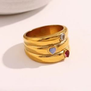 Détail de la bague plaquée or 18K avec trois cristaux colorés en forme de cœur