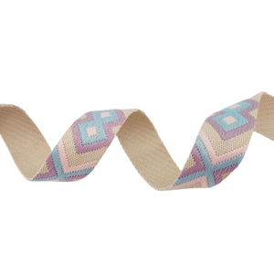 Dettaglio della tracolla larga jacquard a rombi colorati per borse a tracolla da donna