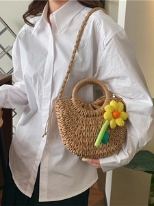 Stroh-Umhängetasche mit Sonnenblumen-Anhänger für den Strandurlaub und Sommer-Style