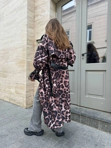Vista posteriore di un trench lungo leopardato con cintura e vestibilità ampia casual