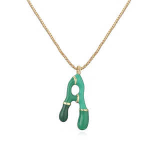 Collana a catena placcata in oro con ciondolo lettera A in smalto verde organico