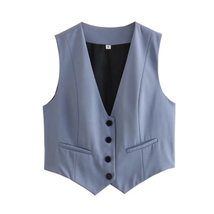 Détail d'un gilet de costume bleu clair à col en V avec quatre boutons et étiquette S