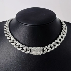 Détail d'une chaîne cubaine argentée de 12 mm avec fermoir pavé sur un buste de mannequin