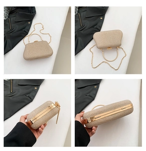 Dettaglio della pochette champagne glitterata con manico ad anello e catena