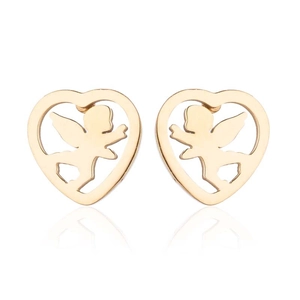 Vue détaillée des boucles d'oreilles cœur dorées avec design d'ange Cupidon