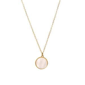 Gros plan d'un collier doré avec pendentif rond en nacre blanche sur fond blanc