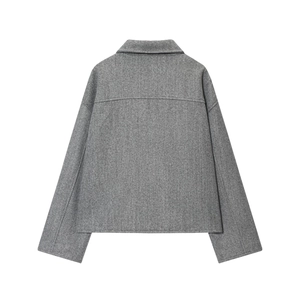 Vue arrière d'une veste en laine grise avec épaules tombantes et texture détaillée