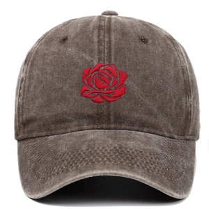 Detail der roten Rosenstickerei auf einer braunen Baumwoll-Baseballkappe im Vintage-Look