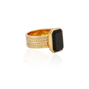 Detalle del anillo de latón chapado en oro 18k con gema de ónice negro rectangular
