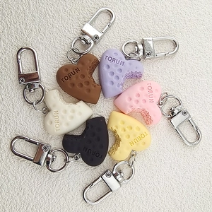 Portachiavi biscotto al cioccolato a cuore in resina, sei colori assortiti con ganci metallici