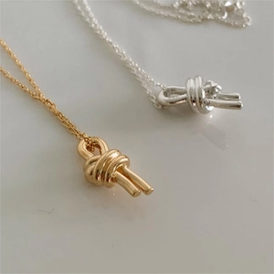 Minimalist S925 sterling silver knot pendant necklace in gold and silver finish