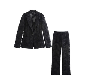 Vue détaillée du tailleur noir en dentelle avec blazer et pantalon sur fond blanc