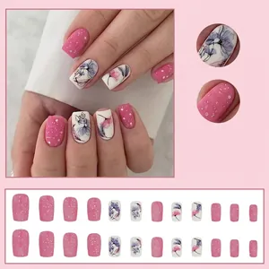 Unghie finte corte quadrate con motivi floreali rosa e finitura con glitter