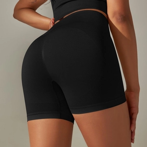 Détail du short de yoga noir sans couture à taille haute avec texture respirante