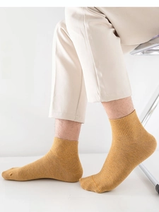 Detail von ingwergelben gerippten Baumwollsocken für Herren mit hochwertiger Textur
